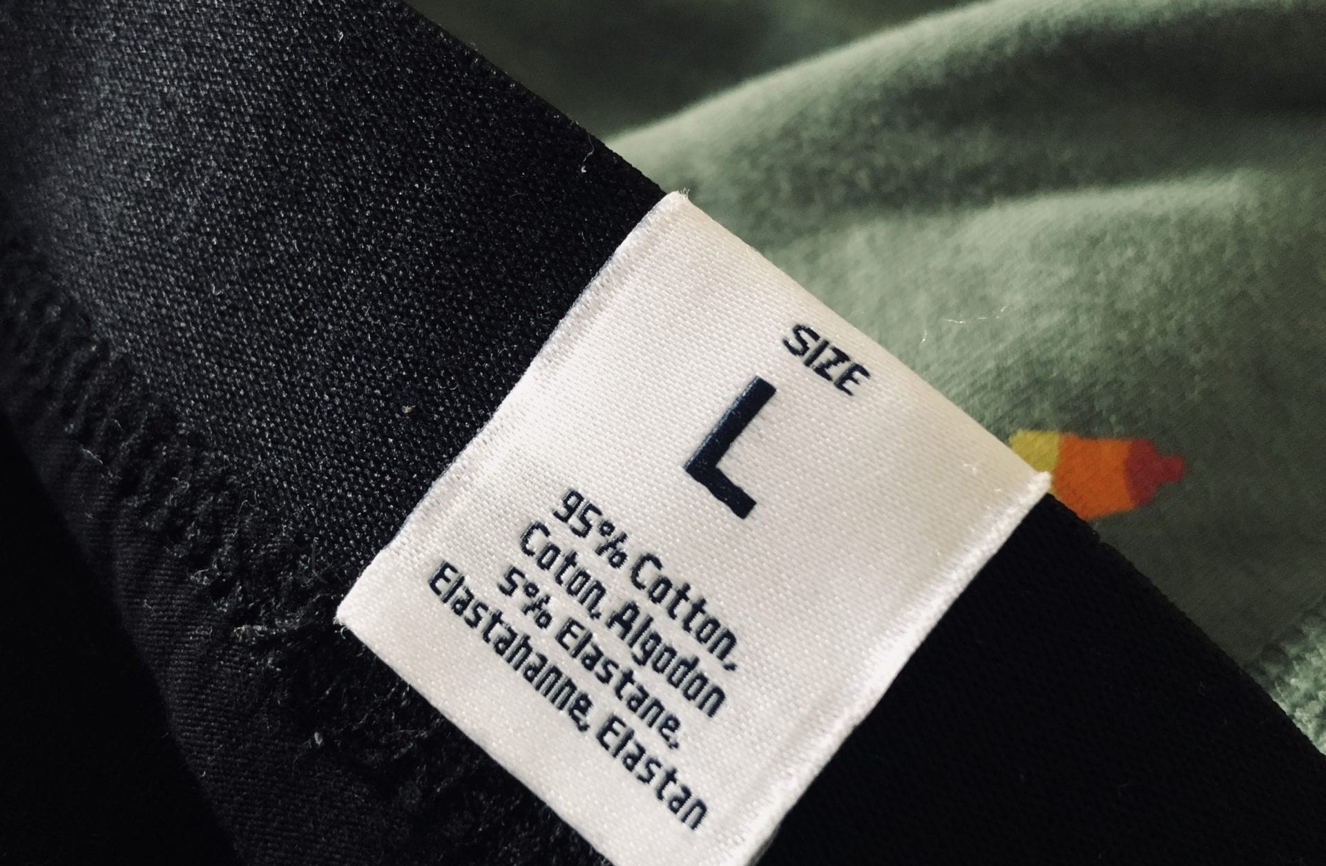 Label einer nachhaltigen Unterwäsche mit Stoffanteil und Größenangabe