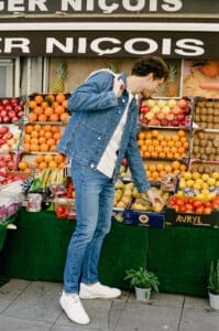 Mud Jeans Herr trägt Jeans und Jacke